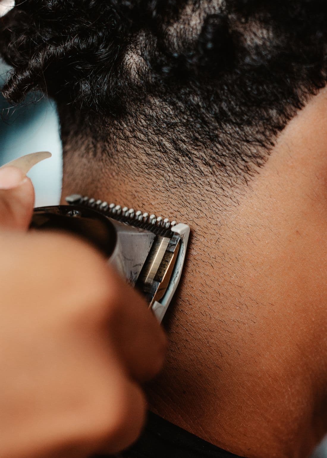 Clean taper at the neckline